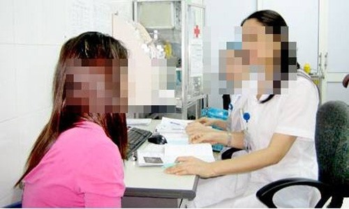 Bac si am anh khi me dua con di pha thai hinh anh