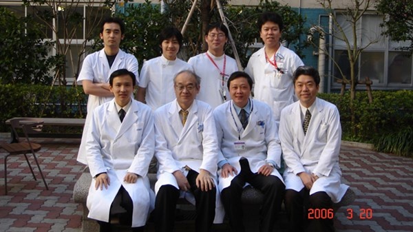 TS Vinh (hàng đầu, thứ 3 từ trái sang) và GS Hyakusoku