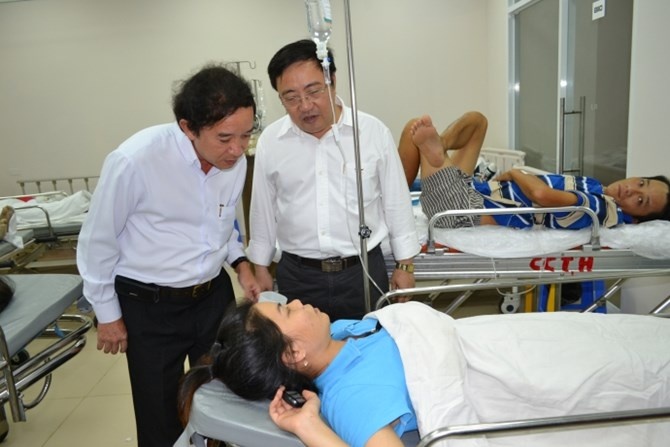 Khi doc khien 50 cong nhan ngat xiu co trong nuoc tieu hinh anh