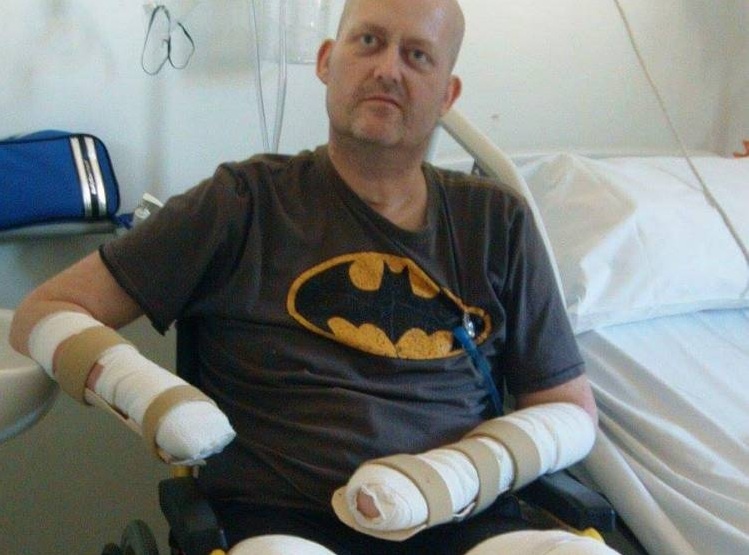 Nguoi dan ong phai chat chan tay vi benh cam lanh hinh anh