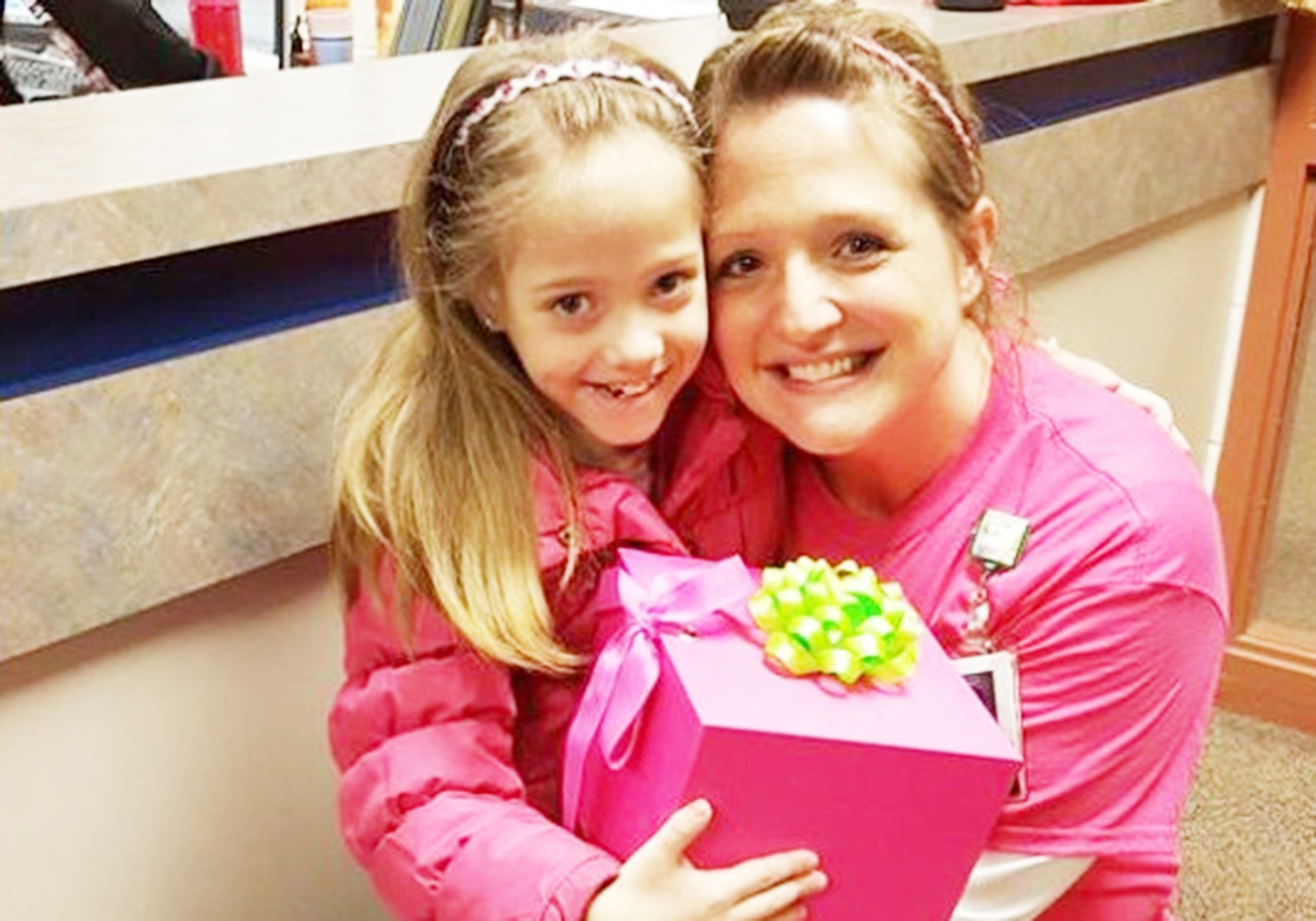 Co giao nguoi My hien than cuu nu sinh hinh anh