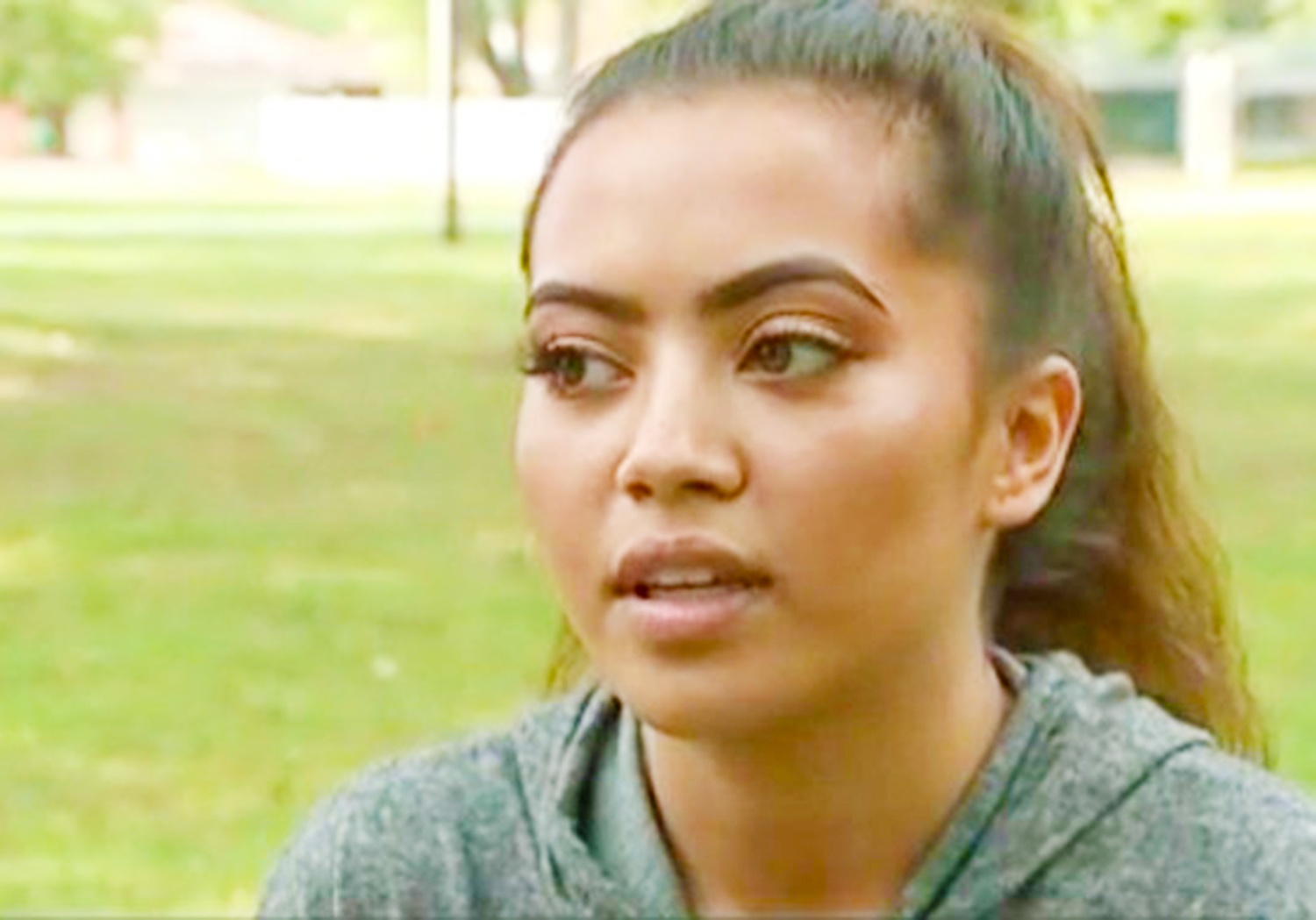 Nu sinh bi dinh chi vi dang anh nuoc ban len mang hinh anh