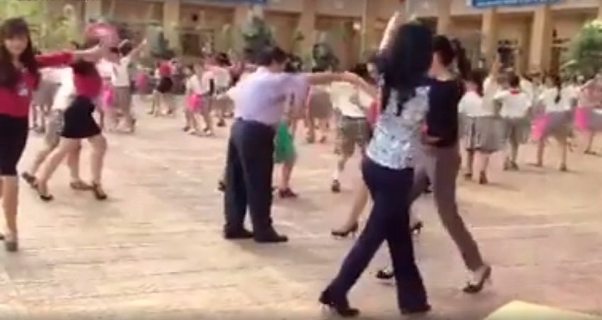 Thay tro nhay Cha Cha Cha tren san truong hinh anh