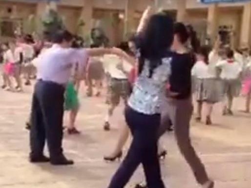 Co tro tieu hoc nhay 'Cha Cha Cha' tren san truong hinh anh