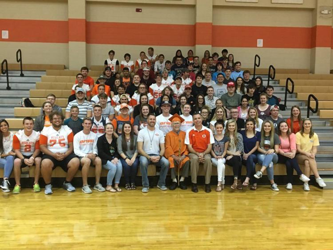 cụ ông tốt nghiệp trung học ảnh 1 cu ong tot nghiep trung hoc anh 1