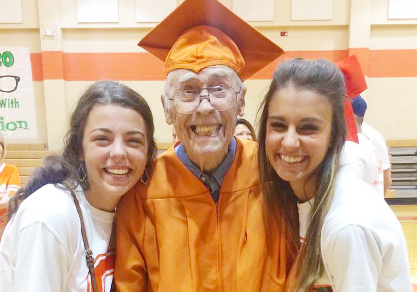 Cuu binh My nhan bang tot nghiep trung hoc o tuoi 89 hinh anh