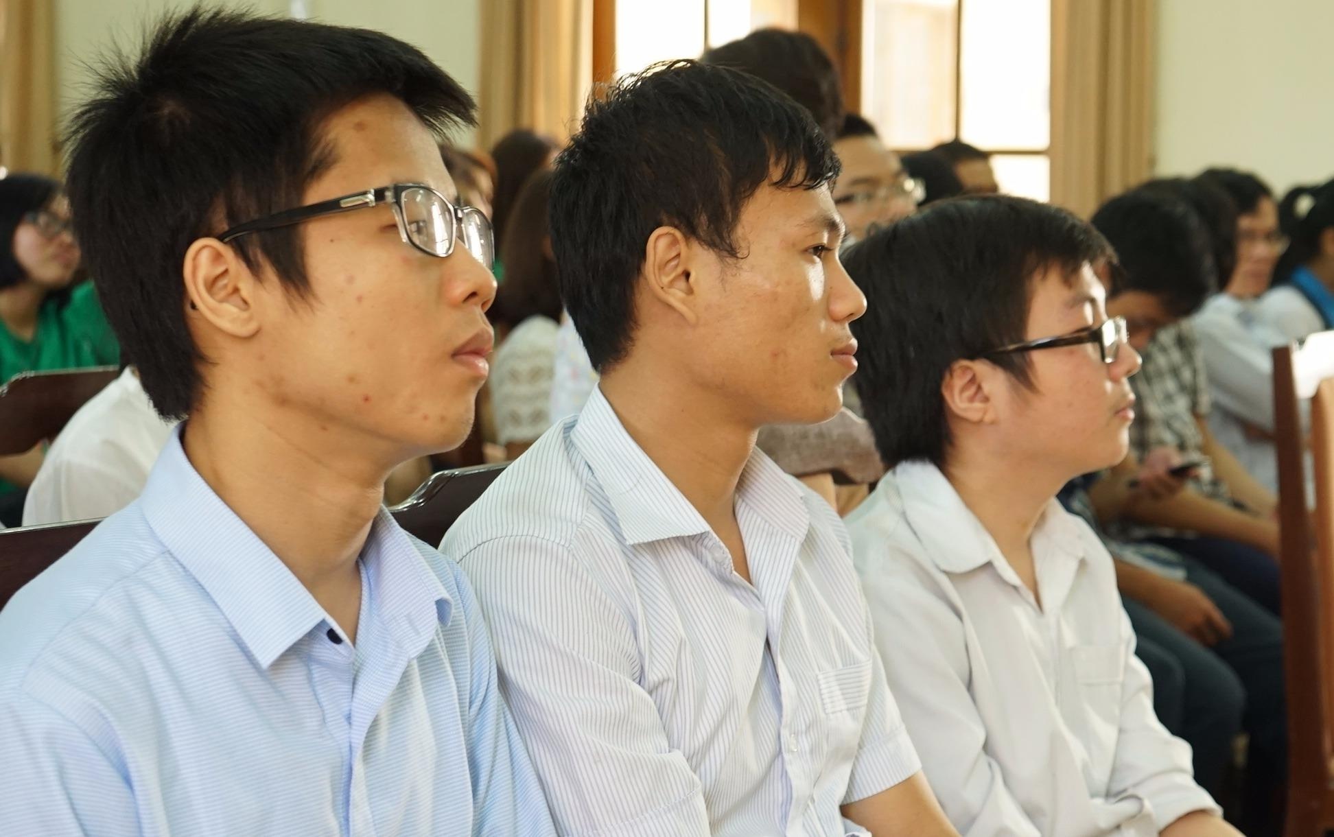 Sinh vien nganh Toan that nghiep vi thu dong hinh anh