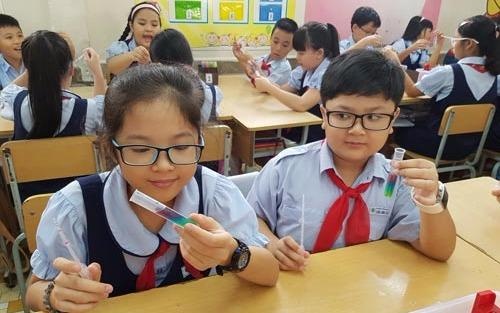 Hoc sinh tieu hoc lam… nha khoa hoc hinh anh