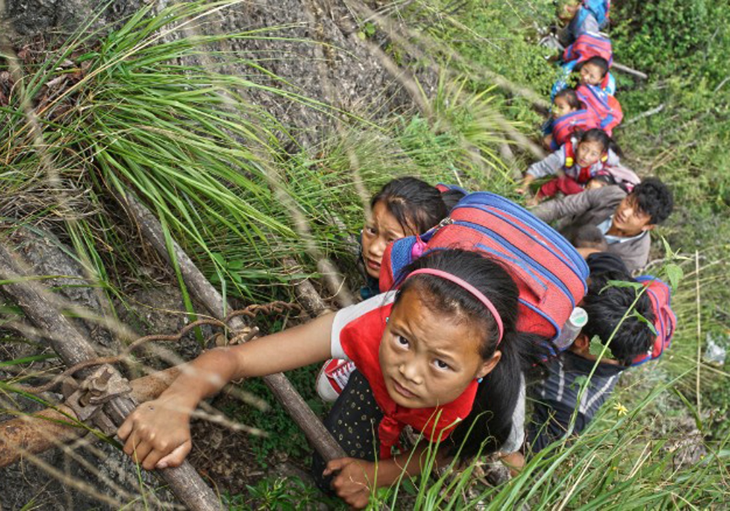 Hoc sinh bam day leo tren vach da dung dung de den truong hinh anh