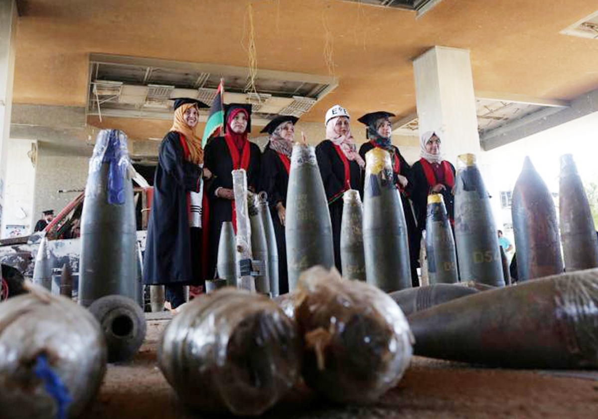 Bo anh tot nghiep trong truong dai hoc tan hoang vi bom dan hinh anh