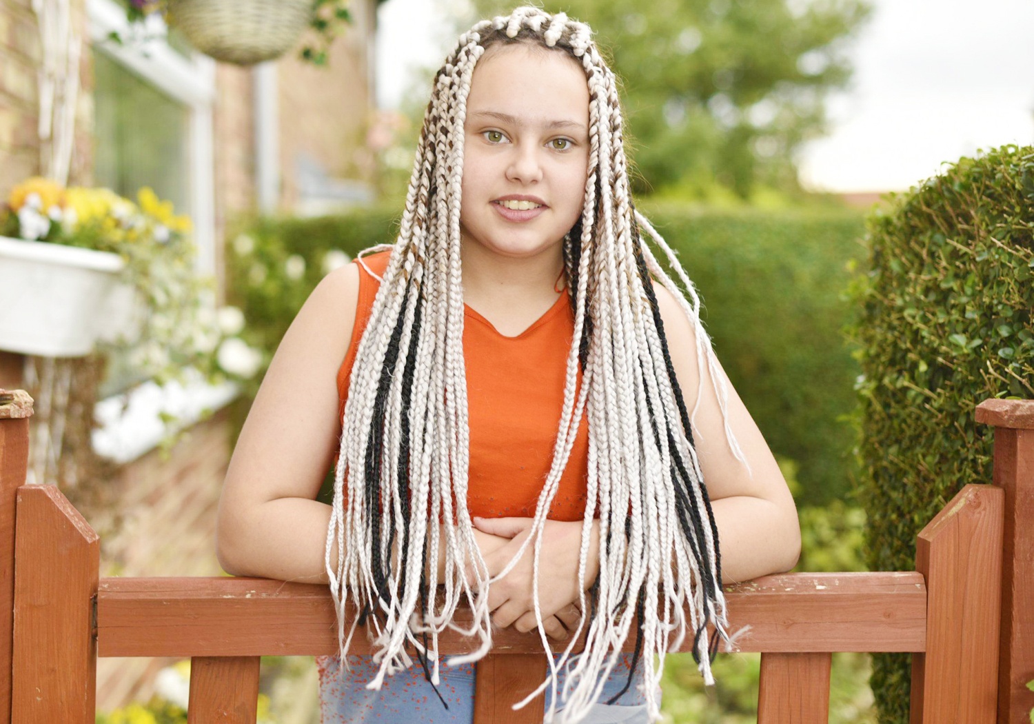 Nu sinh bi duoi hoc vi de kieu toc la tri gia 140 bang Anh hinh anh