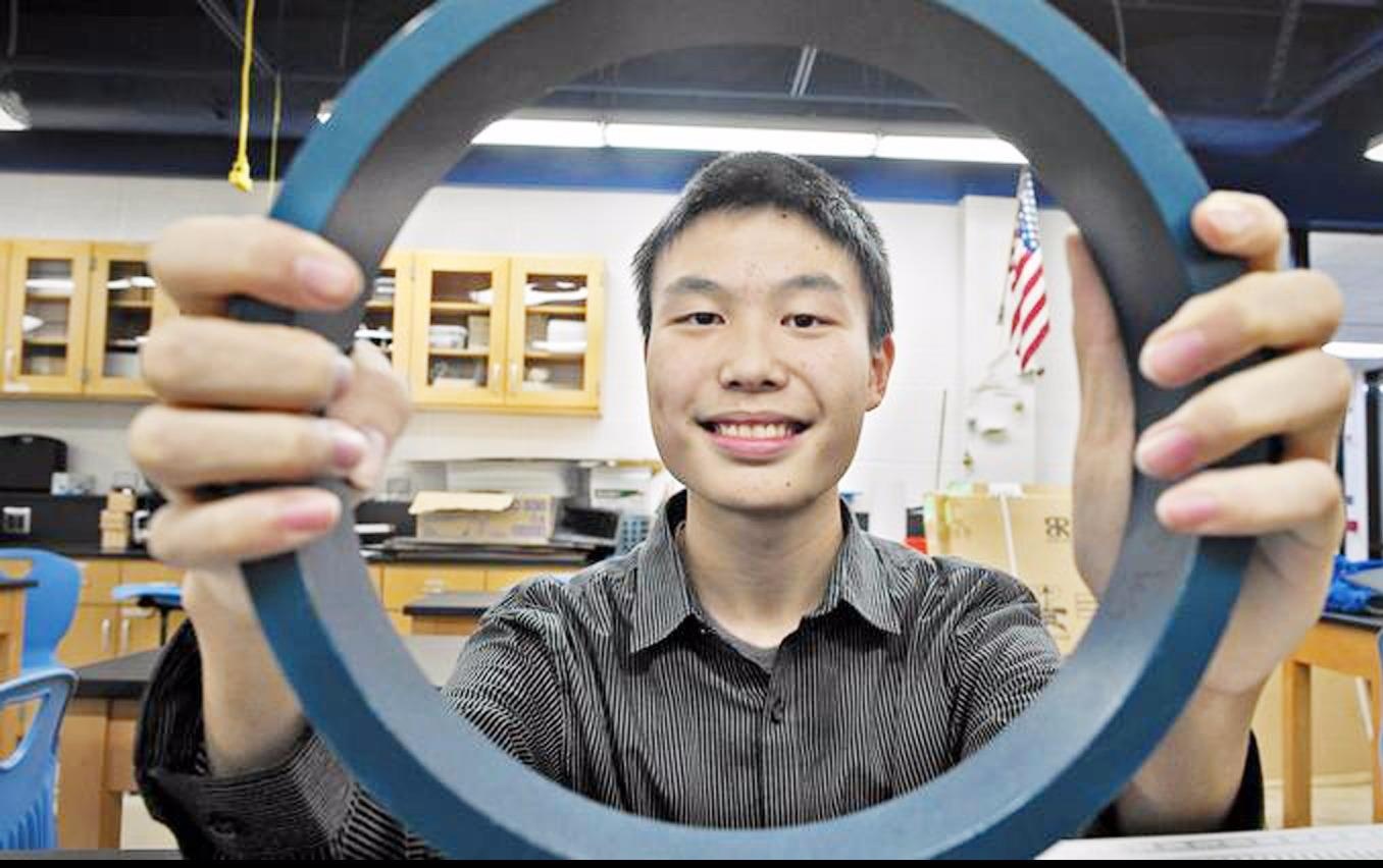 Nam sinh dau tien tren the gioi dat diem AP Vat ly toi da hinh anh