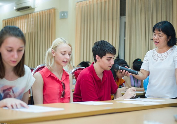 Viet Nam dang 'nhap sieu' ve giao duc hinh anh