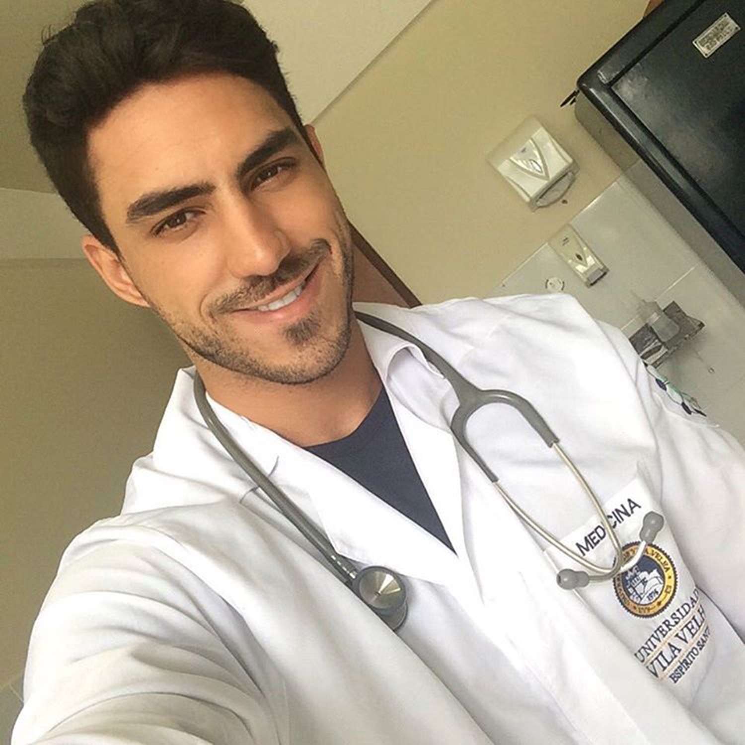 bac si dien trai anh 1