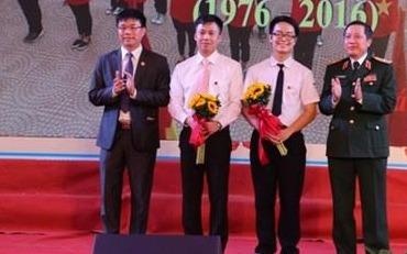 Cuoc hoi ngo cua nam sinh lam vo guong va chu oto hinh anh