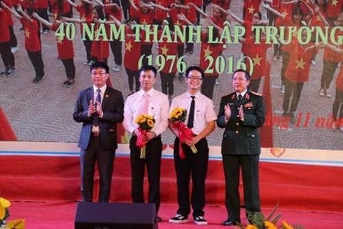 nam sinh làm vỡ gương ảnh 1 nam sinh lam vo guong anh 1