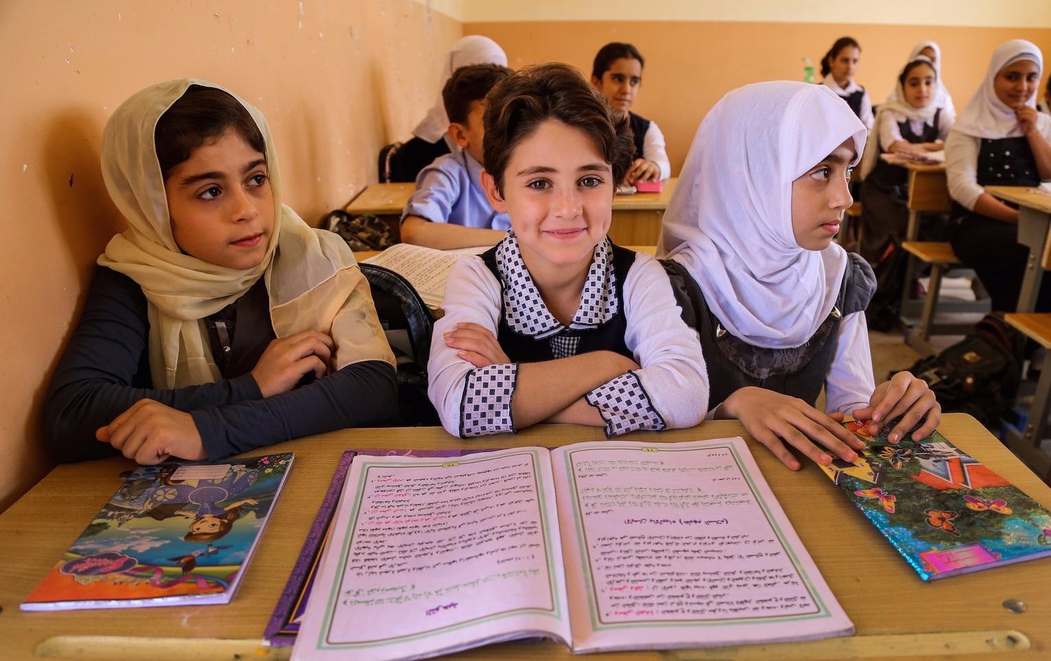 Tre em vung chien hoc bai giua dong do nat vi bom dan hinh anh