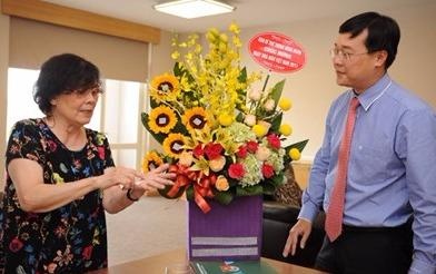 Nu giao su ke chuyen mo truong dai hoc tu dau tien hinh anh