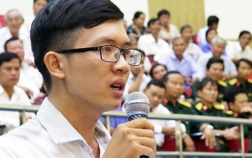 Nguoi than phien voi ong Dinh La Thang lan dau nhan luong hinh anh