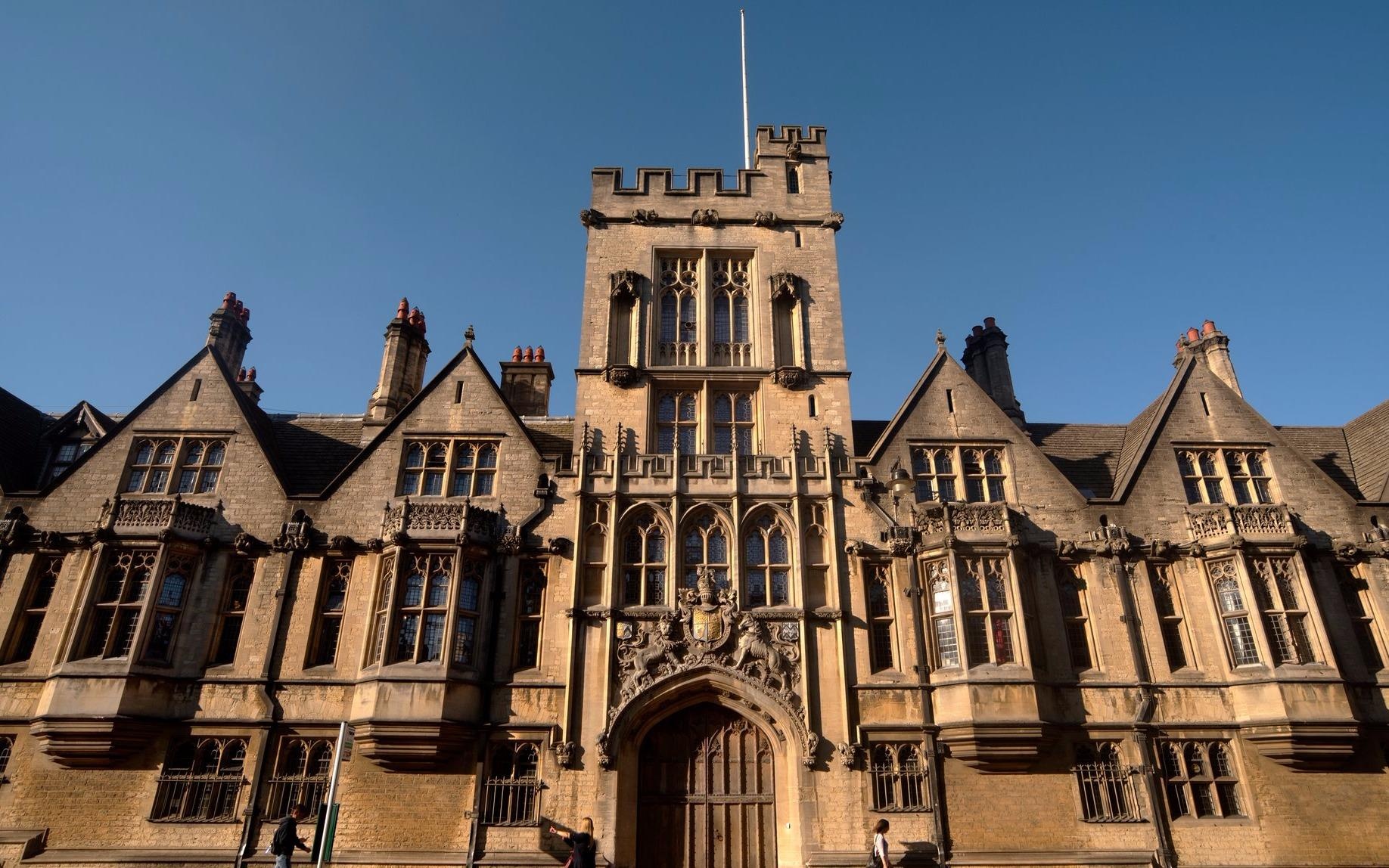 Khong thanh dat, cuu sinh vien kien Dai hoc Oxford day kem hinh anh