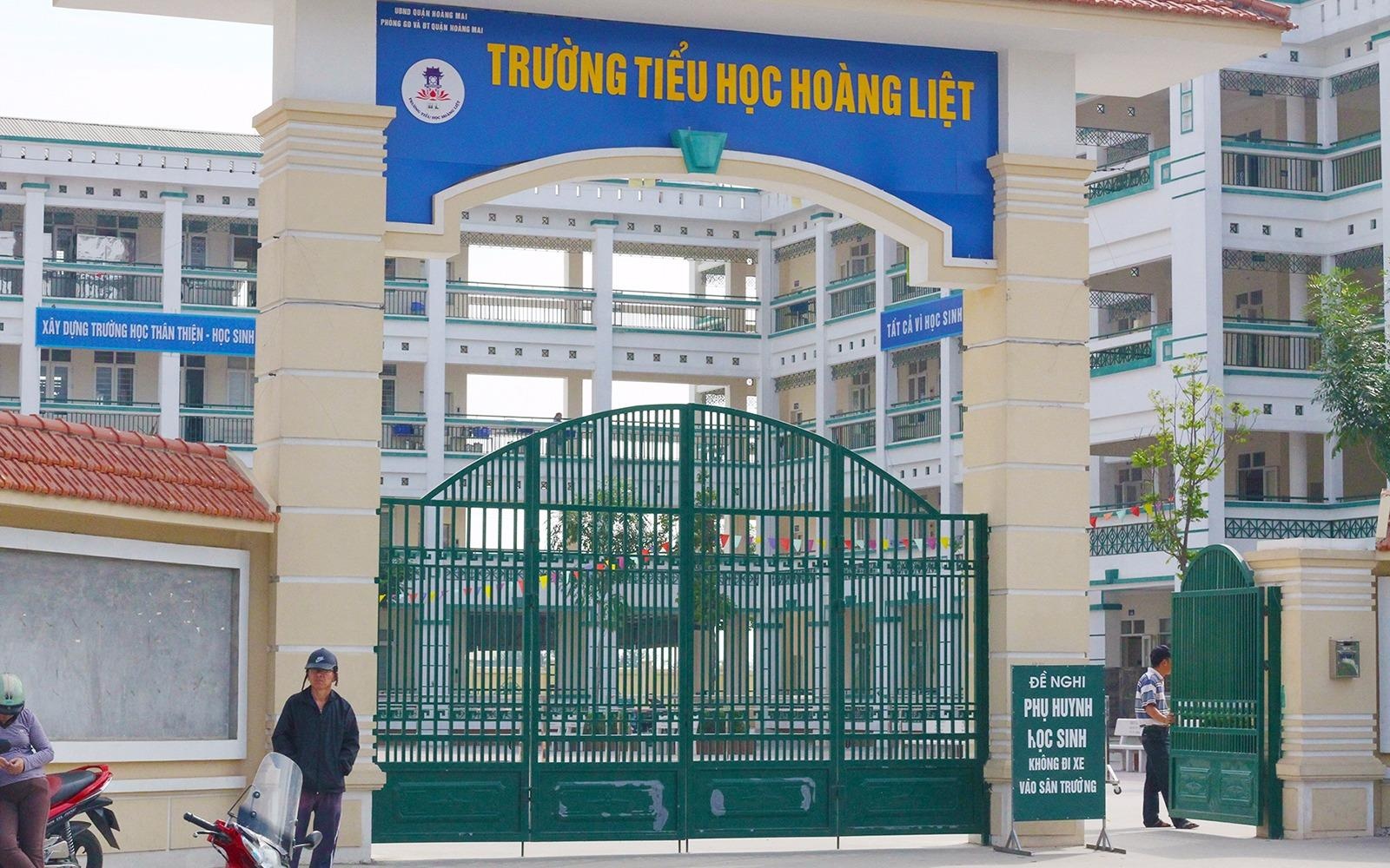 Co giao dan bang dinh vao mieng hoc sinh vi mat trat tu hinh anh