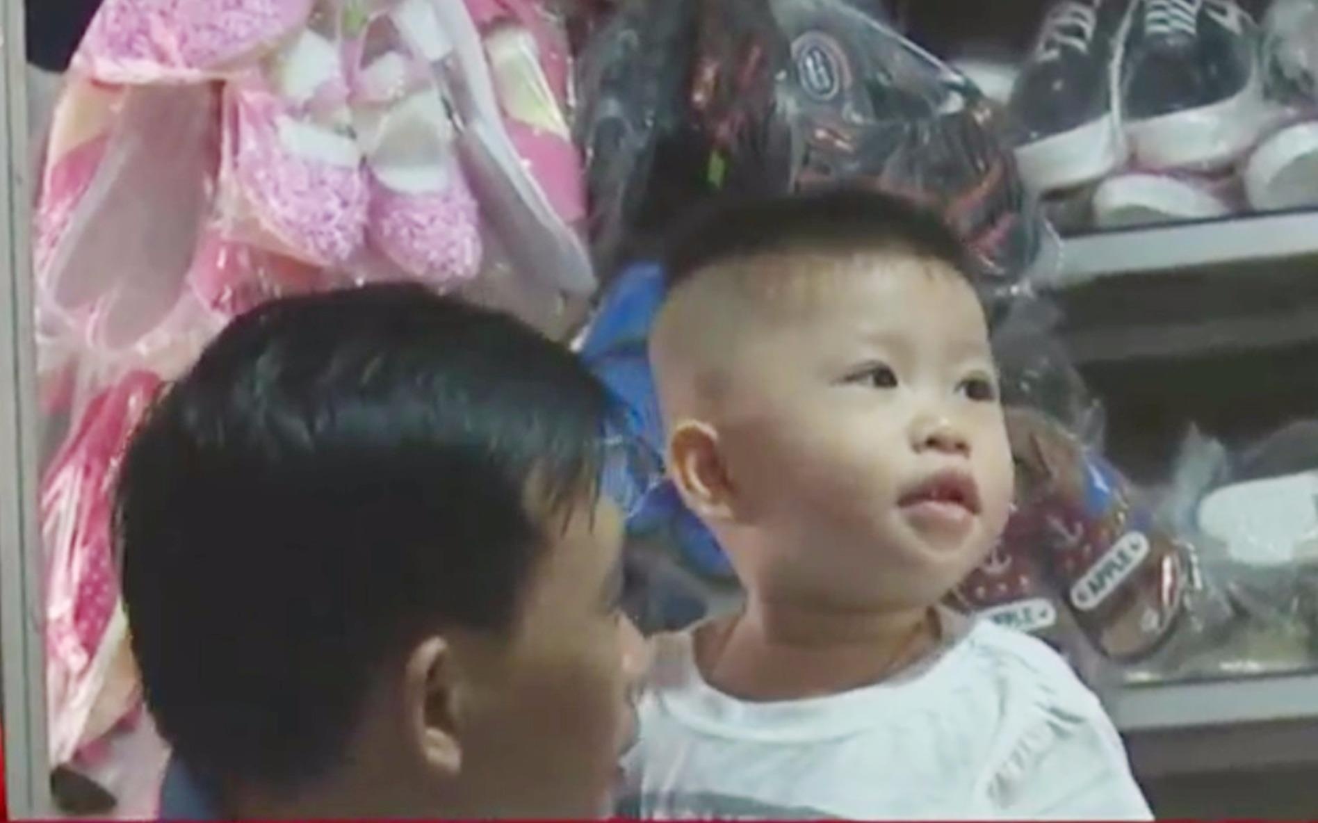 Cau be 2 tuoi bong dung biet doc o Dong Thap hinh anh