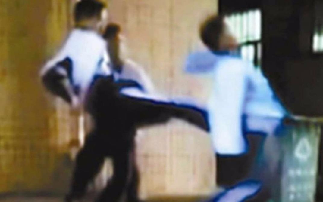 Trung Quoc xu ly hang nghin hoc sinh bat nat ban hinh anh