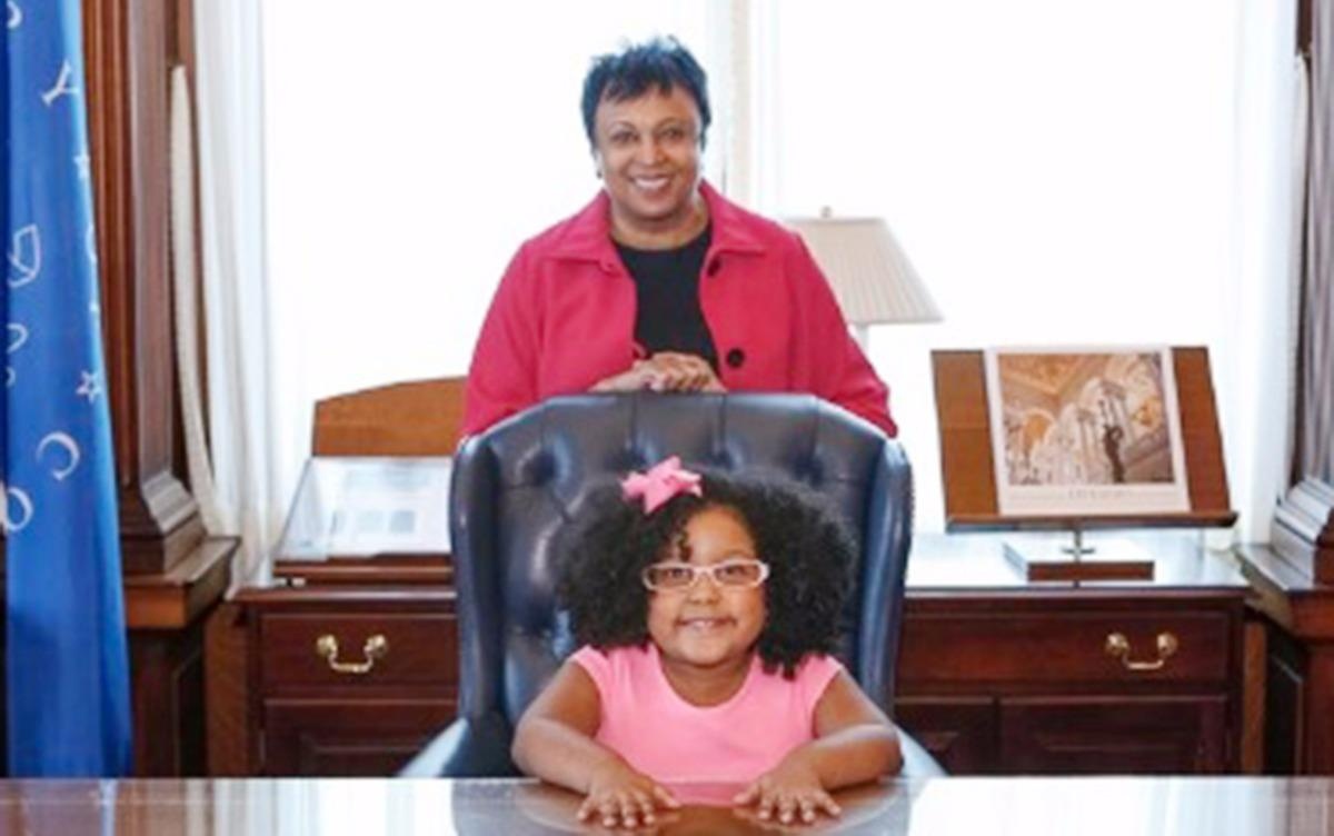 Be gai 4 tuoi doc hon 1.000 cuon sach hinh anh