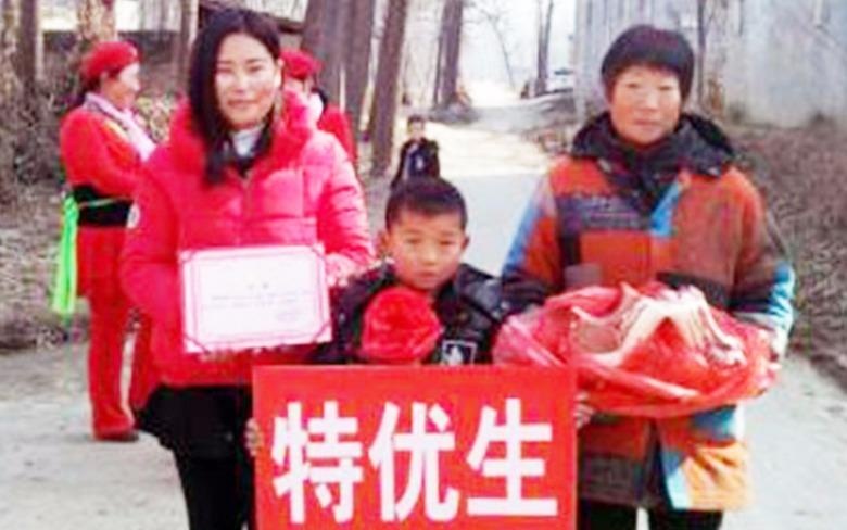 Truong thuong Tet cho hoc sinh xuat sac bang thit lon hinh anh