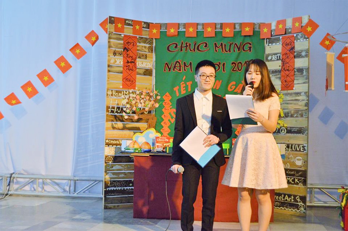 du hoc sinh don Tet anh 2