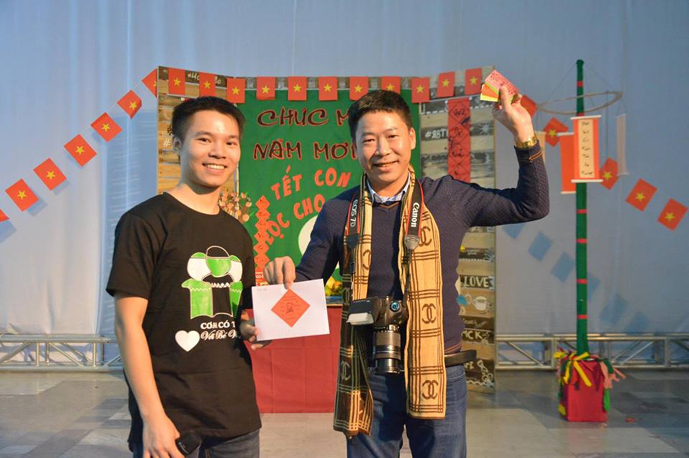 du hoc sinh don Tet anh 9