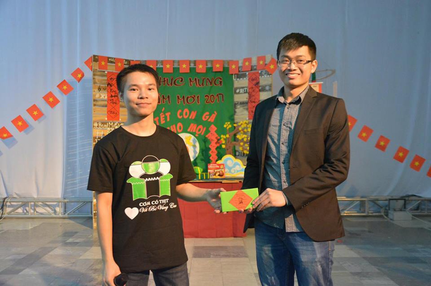 du hoc sinh don Tet anh 10