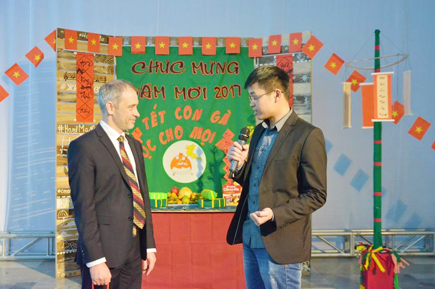 du hoc sinh don Tet anh 11