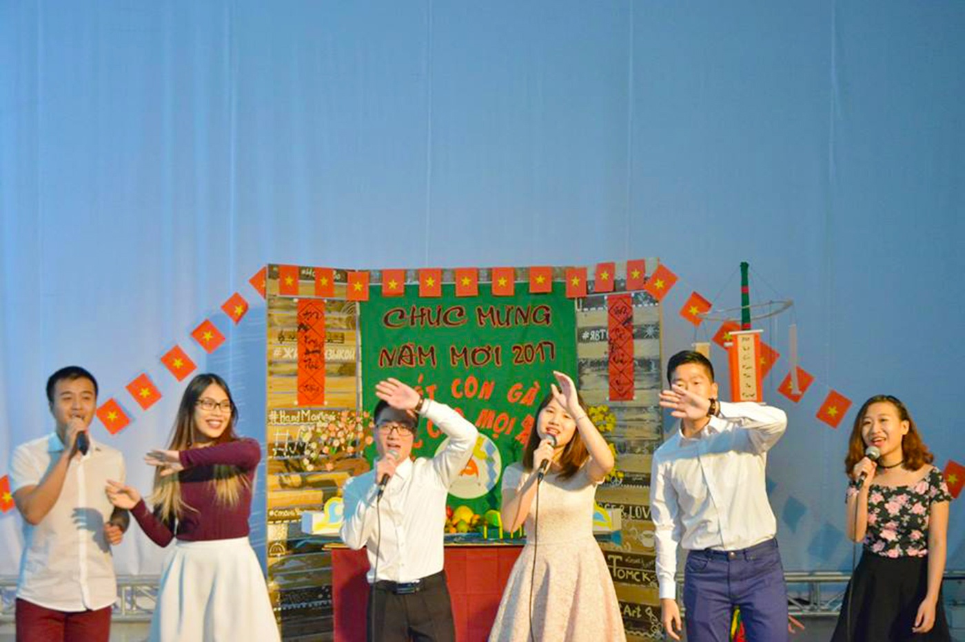 du hoc sinh don Tet anh 12