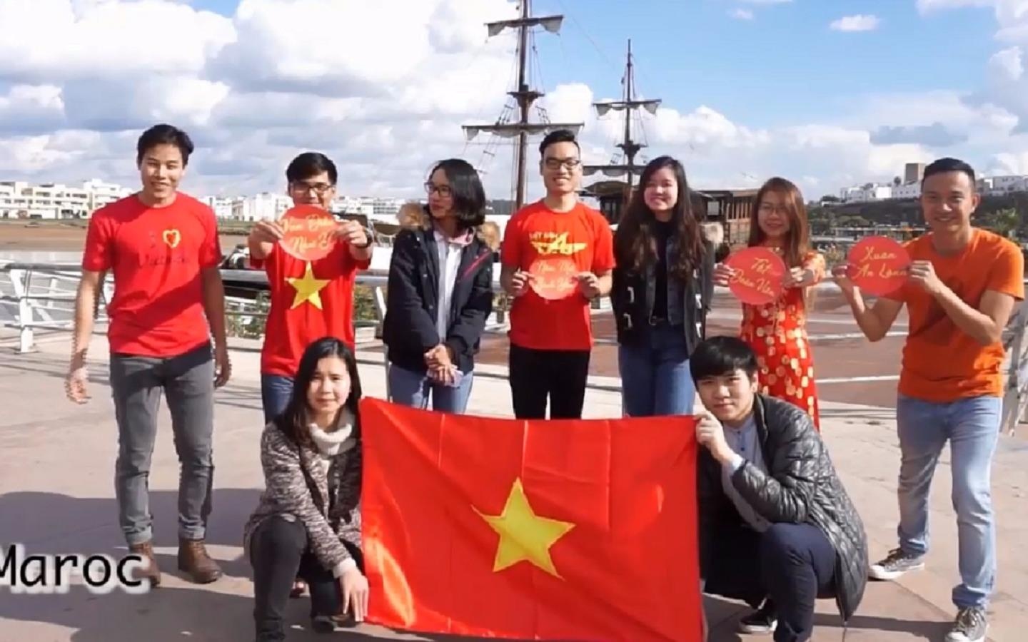 Du hoc sinh chuc Tet hinh anh