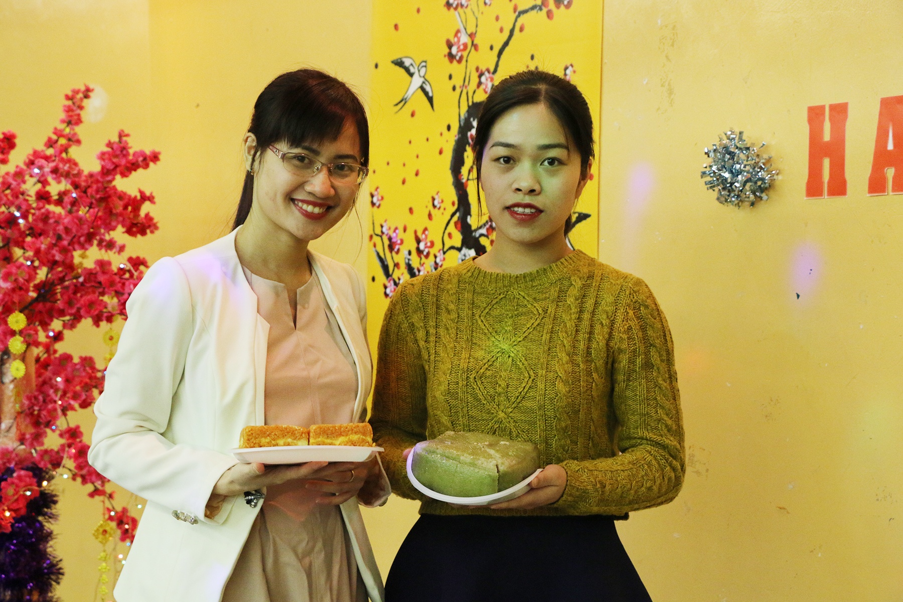 Du hoc sinh goi banh chung don Tet giua long Moscow hinh anh