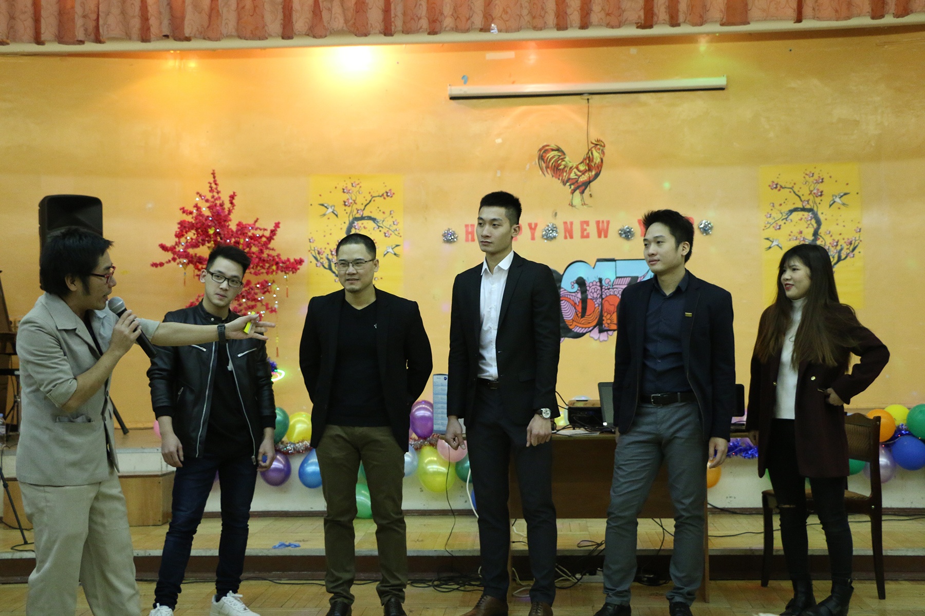 du hoc sinh don tet anh 2