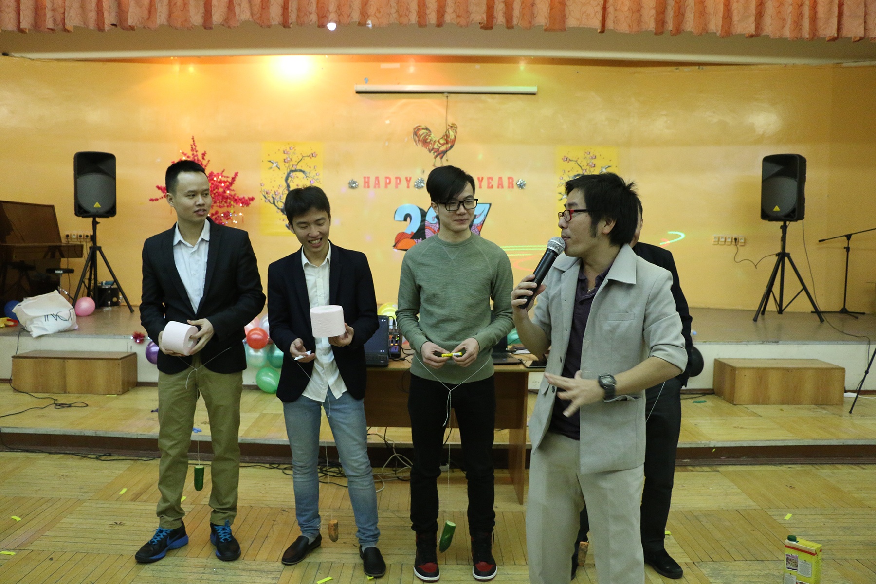 du hoc sinh don tet anh 6