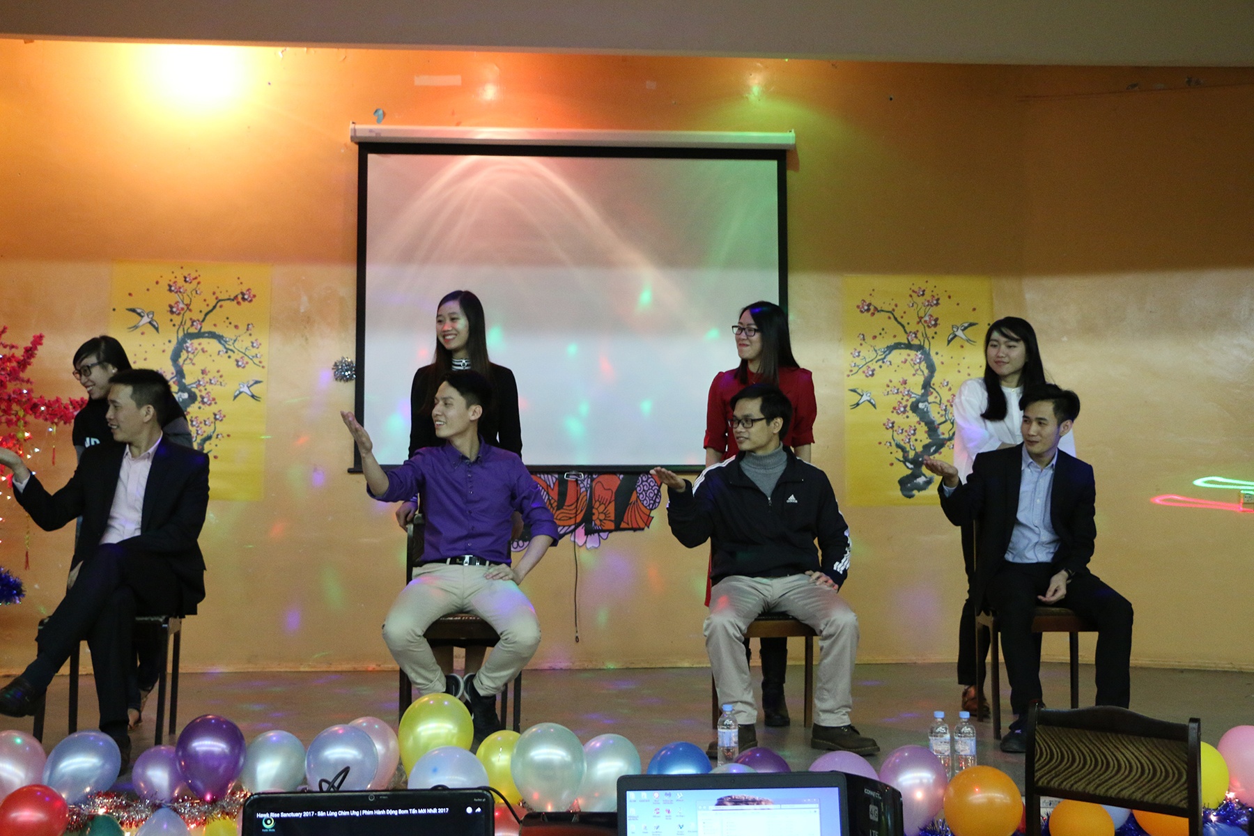 du hoc sinh don tet anh 7