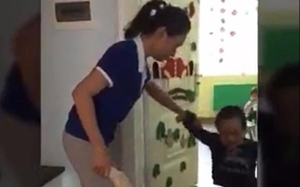 Co giao mam non dung dep danh vao dau tre hinh anh