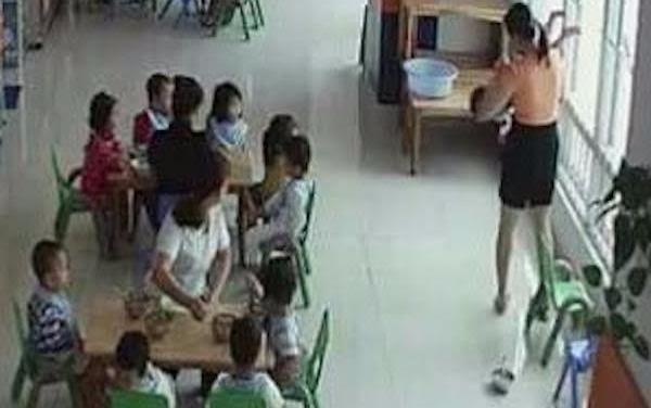 Dinh chi co so mam non co hieu truong doa nem tre qua cua so hinh anh