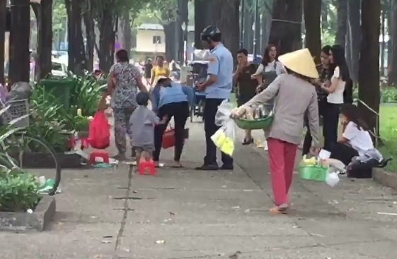 Cau be vay tay voi nguoi dep trat tu do thi hinh anh