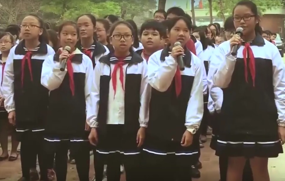 Mon qua tinh than hoc sinh gui nha giao Van Nhu Cuong hinh anh