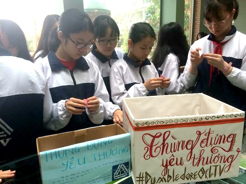 học sinh hát tặng thầy Văn Như Cương ảnh 1 hoc sinh hat tang thay Van Nhu Cuong anh 1