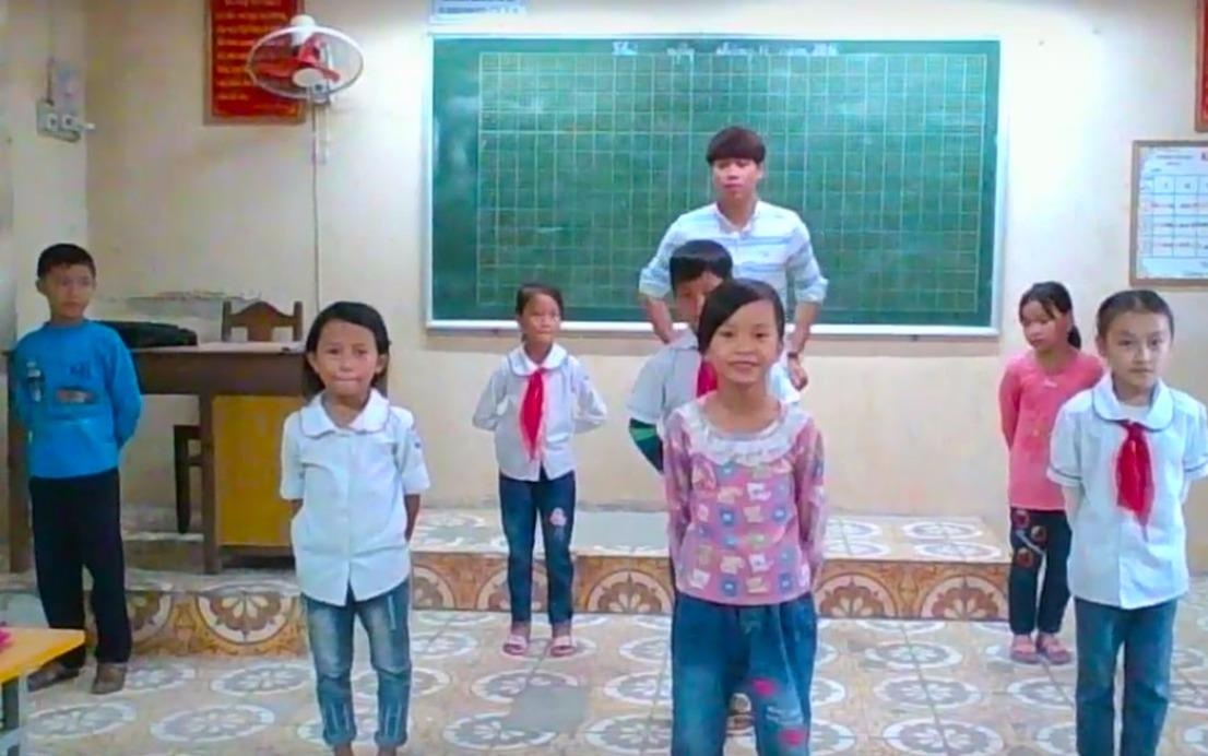 Thay giao 8X cung hoc sinh nhay 'Bong bong bang bang' hinh anh