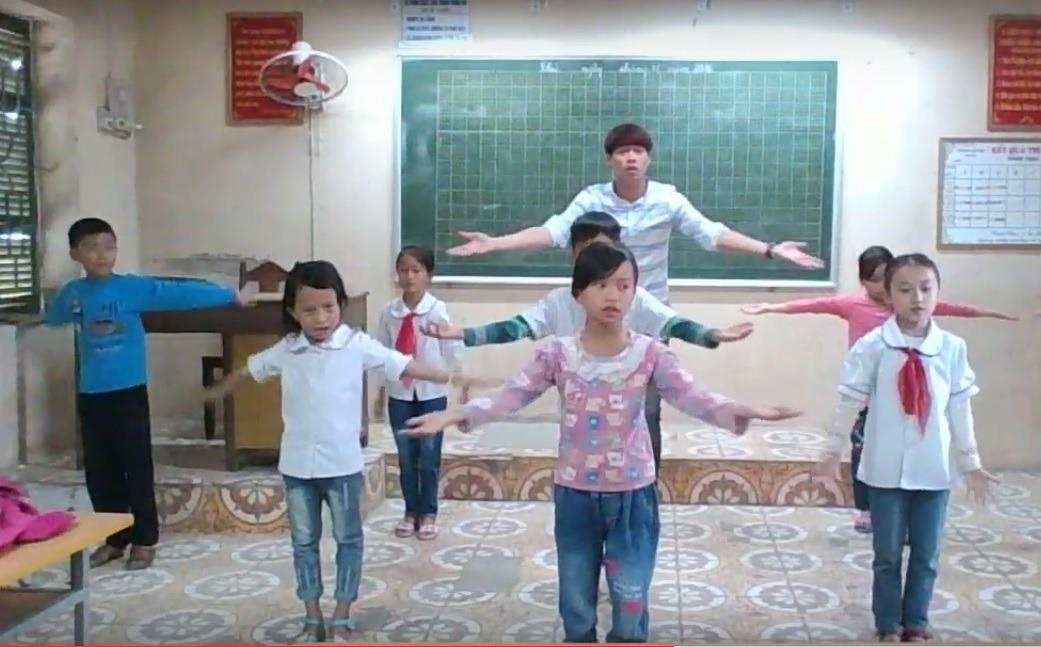 Thay giao 8X cung tap luyen 'Bong bong bang bang' voi hoc sinh hinh anh