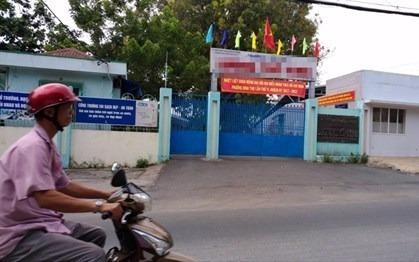 Phu huynh to con gai bi xam hai, nha truong phu nhan hinh anh