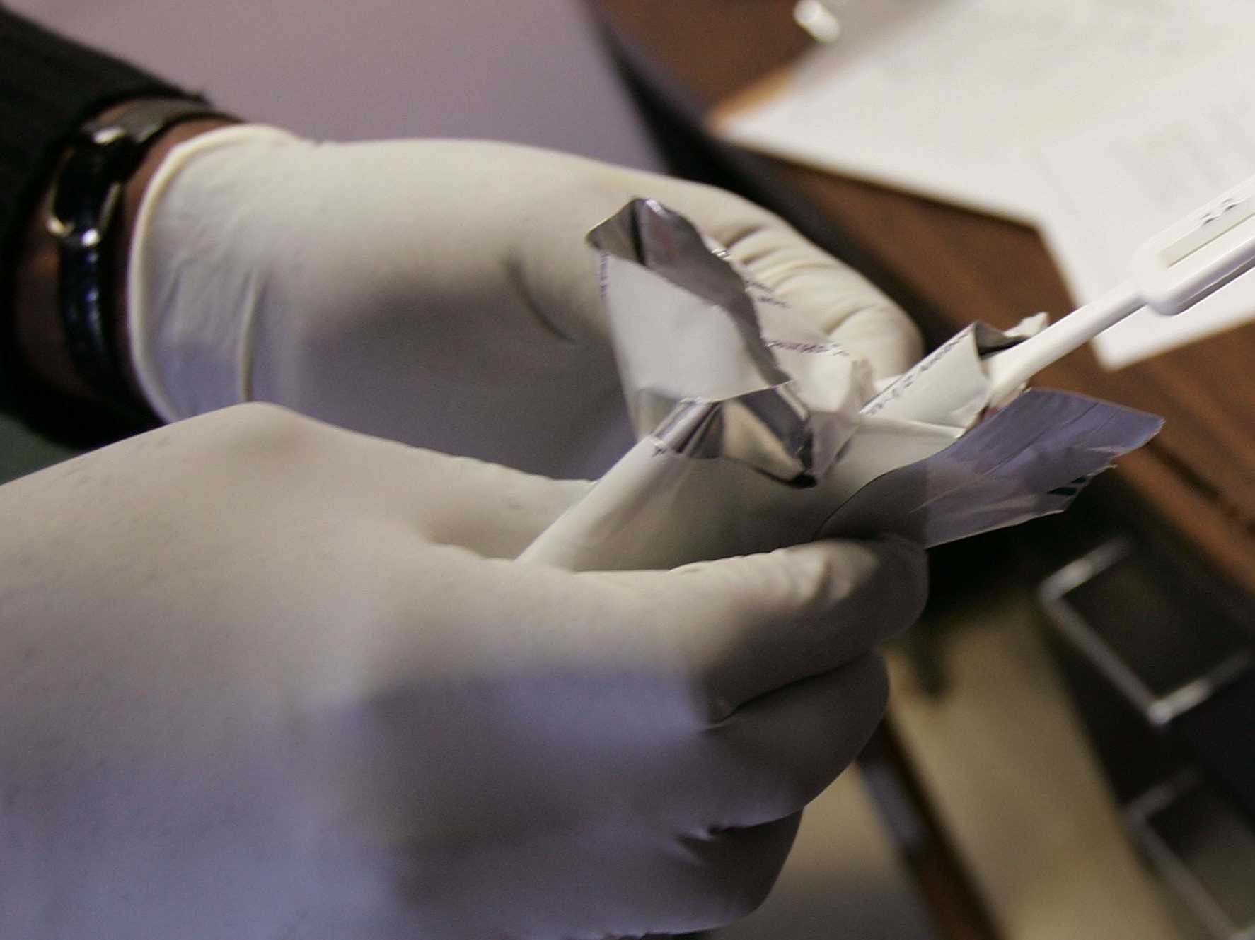 Sinh vien duoc cung cap bo xet nghiem HIV qua may ban hang tu dong hinh anh