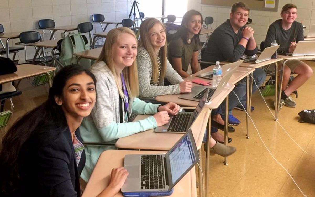 Nhom hoc sinh duoc moi den Nha Trang sau khi lat tay hieu truong moi hinh anh