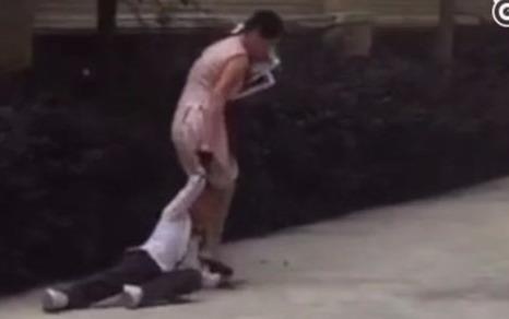 Giao vien Trung Quoc tum toc, keo le hoc sinh tren duong hinh anh